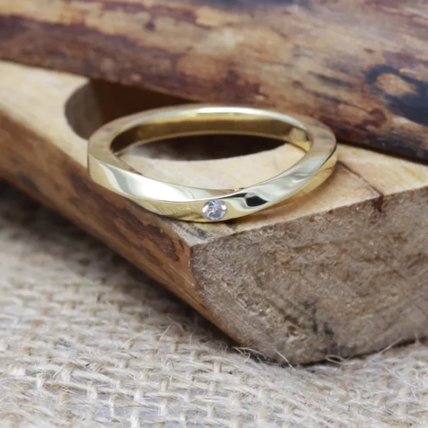 The Bohaun: Ethical 18ct Yellow Gold Bespoke Curved Ring with Diamond or Moissanite
