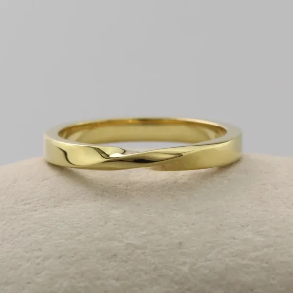 The Laggan: Ethical 18ct Yellow Gold Wedding Ring with single Twist