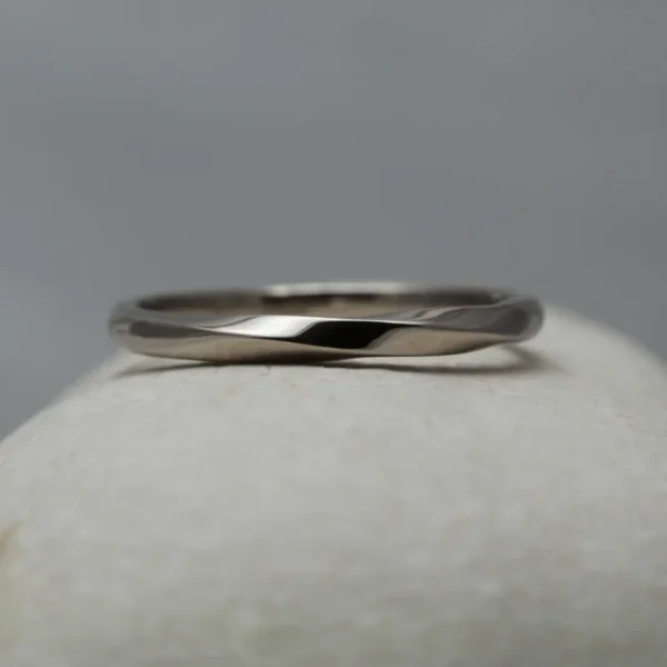 The Kip: Handmade 18ct White Gold Wedding Ring with single Twist